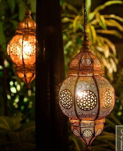 นี่คือโคมไฟโมร็อกโกโลหะเจาะรูทรงสูงทรงกระบอกที่มีลวดลายทางเรขาคณิตวางจำหน่ายในราคาขายส่ง - Product Image 3