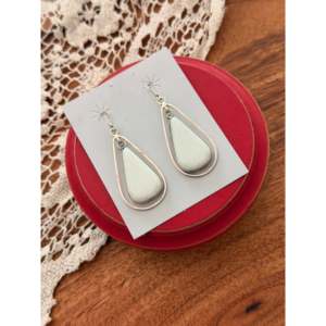 Boucles d'oreilles pendantes en opale (synthétique) et argent sterling, motif goutte d'eau, fabriquées à la main par des artisans Navajo - Product Image 3