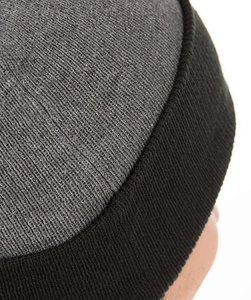 Bonnet d'hiver chaud en acrylique jacquard avec broderie exquise de logo personnalisé bonnet en tricot uni de couleur unie - Product Image 4