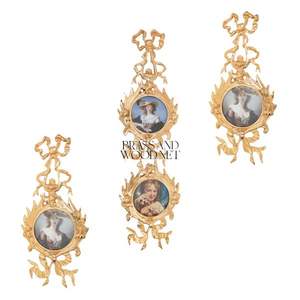 Cadres muraux dorés classiques avec portraits d'art en porcelaine Ensemble de 3 - Product Image 1