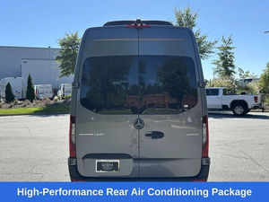 Produit d'origine utilisé : fourgonnette Mercedes-Benz Sprinter 2500 144 places à propulsion arrière, modèle 2024, d'occasion - Product Image 2
