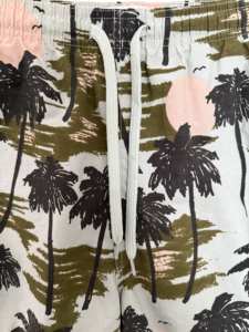 กางเกงว่ายน้ำขาสั้นผ้าโพลีเอสเตอร์แห้งเร็วของผู้ชายกางเกงขาสั้นแนววินเทจแบบลำลองที่ยั่งยืนมีคุณสมบัติป้องกันริ้วรอยระบบดิจิทัล AOP แบบ100% - Product Image 4