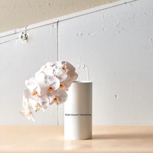 Jarrón floral de metal de diseño de lujo con forma de cilindro en color blanco para el hogar, sala de estar, decoración de mesa, jarrones de flores - Product Image 1