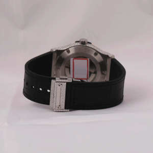 Lujoso reloj de cuarzo hecho a mano de dos tonos medio helado banda de goma negra VVS Moissanite Diamond para hombres y mujeres - Product Image 4