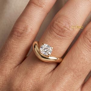 Anillo Solitario con Corte Cojín en Oro de 14K, Anillo de Novia Contemporáneo con Diseño Abierto - Product Image 6