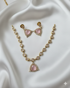 Exquisito Conjunto de Collar y Pendientes de Novia Étnicos de Oro con Cristales, Colección de Joyería de Boda de Alta Gama con Diseño Antiguo en Oro - Product Image 3