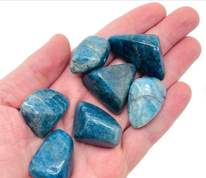 คริสตัลอาพาไทต์หินอัญมณีคริสตัลสีฟ้าแบบเกล็ดหินอาปาไทต์ธรรมชาติจำนวนมากโดยคริสตัลและอาเกต - Product Image 3