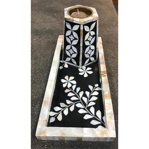 Bandeja decorativa de nácar con elegante portavelas - Product Image 2