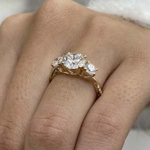 Bague de fiançailles à trois pierres en diamant rond cultivé en laboratoire de 2,70 carats, couleur D-E-F, clarté VVS-VS, certificat IGI - Product Image 2