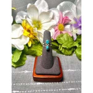 Anillo Hecho por Artesanos Navajo con Turquesa Kingman y Plata Esterlina, Talla 5.5, Engastado en Bisel con Incrustaciones de Oro Rosa de 18K, Regalo con Licencia Privada 'IS' - Product Image 1