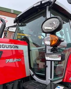 Tracteur agricole MF 7s.210 Tier 3 125 CV 4x4 avec transmission Dyna-4 disponible à la vente - Product Image 3