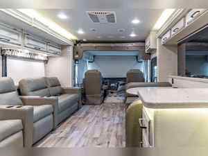 SUV Familiar Económico 2021 XL 36C, Emisión Euro IV, Capacidad para 4-6 Personas, Color Blanco, Motor 4.5L, Caja de Cambios Automática, Panorámico - Product Image 2