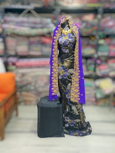 Dirac Fransawi noir à fleurs avec châle brodé violet |   Vêtements de luxe pour mariage et fêtes somaliennes - Product Image 1
