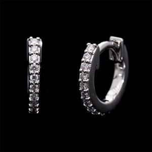 Pendientes de aro de oro blanco refinado de 14 quilates con diamantes redondos naturales Ajuste elegante de pavé Accesorio de lujo atemporal elegante - Product Image 4