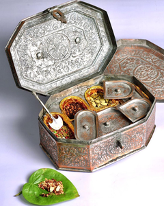 Una gran caja octogonal de latón dorado con un mango audaz y dos remates en forma de aguja en la tapa. - Product Image 5