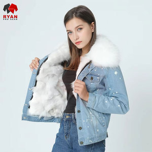 Veste en jean pour femme avec une coupe décontractée, des manches longues, une fermeture à boutons et un style tendance Veste en jean avec fourrure - Product Image 6