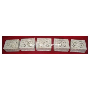 Luxe sculpté à la main indien nuances naturelles stéatite sculpture à la main à la recherche belle boîte à bijoux en stéatite pour la décoration de mariage - Product Image 1