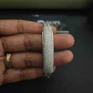 Elegante Brazalete Rígido para Mujer en Oro Sólido de 18 Quilates con Diamante Cultivado en Laboratorio de 5 Quilates, Diseño Exclusivo y Moderno para Cada Ocasión - Product Image 6