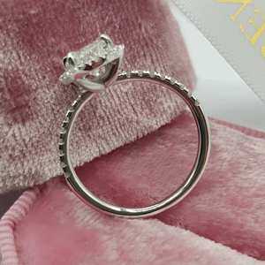 อาร์ตเดคโค1.41 CT แหวนเพชรโมอีสนาไนต์ทรงวงรียาวตัดกับวงฮาโลและครึ่งนิรันดร์ของขวัญแต่งงานเจ้าสาวที่ทันสมัย - Product Image 2