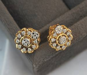 ชุดสร้อยคอเพชรสีทองและสีเหลือง18K ที่ได้รับการรับรองจาก IGI ที่หรูหราพร้อมจี้และต่างหูเครื่องประดับที่เรียบง่ายน้ำหนักเบา - Product Image 2