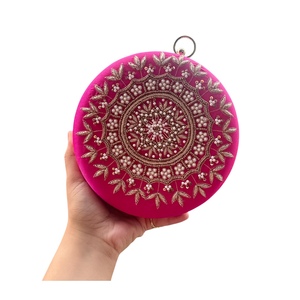 2024 Pochette brodée ronde fabriquée à la main Magenta avec prix de travail Zardozi et Pearl d'Inde - Product Image 1
