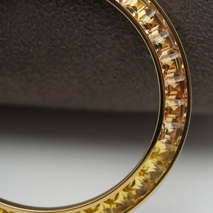 ขอบนาฬิกาทำมือสุดหรู ขนาด 40 มม. ทำจากสแตนเลสสตีล ประดับด้วยอัญมณีสีดำ สีขาว และสีเขียวมรกต พร้อมเพชรทรงบาแกตต์ใส วัสดุคุณภาพสูง - Product Image 6