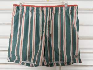Shorts de bain OEM pour hommes en sergé rayé 100 % polyester respirant, séchage rapide, anti-plis, taille mi-haute vintage avec cordon de serrage - Product Image 2