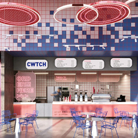 Mobilier de kiosque de café Concept Showcase avec comptoir rose, enseigne néon, chaise en fil métallique et plafond en dalles pixelisées pour café spécialisé
