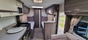 Camping-car de luxe d'occasion Majestic 285 4 couchages, Euro 5, blanc, avec four à micro-ondes, charge utile 11000 kg, idéal pour le camping - Product Image 4