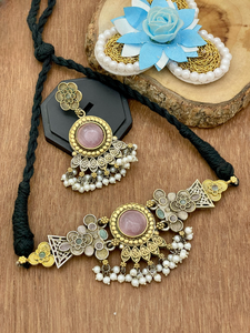 ชุดสร้อยคอทองเหลืองคุณภาพพรีเมียม Vjoshijewels สำหรับผู้หญิง เทศกาลนาวราตรี สร้อยคอปรับได้พร้อมต่างหู - Product Image 5