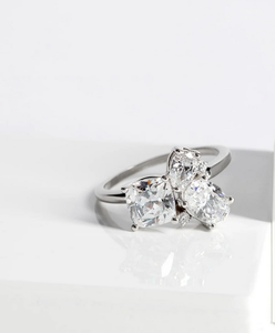 Bague de fiançailles et de mariage unique en argent sterling avec moissanite et diamants multi-pierres pour femme - Cadeau idéal pour les occasions festives - Product Image 4