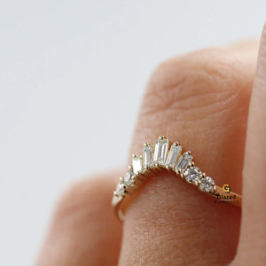 Baguette de oro amarillo macizo de 10K y banda de guata curva de diamante de moissanita de corte redondo en tamaño personalizado para mujer - Product Image 3