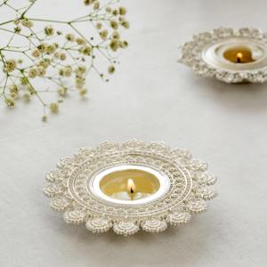 Bougeoir en métal argenté classique pour la décoration intérieure Pièce maîtresse de table élégante Accent romantique aux chandelles - Product Image 1