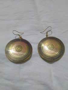 Boucles d'oreilles créoles vintage en laiton gravé à la main avec motif papillon - Boucles d'oreilles créoles argentées avec agate pour femme, cadeau - Product Image 4