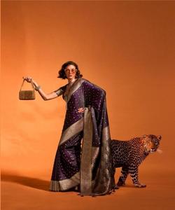 ผ้าส่าหรีผ้าไหมออกแบบตาข่ายสำหรับงานแต่งงานของผู้หญิง - Product Image 2