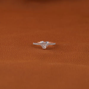 Pave Setting Anillo de compromiso con corte en forma de corazón Diseño elegante Anillo clásico de lujo con diamante creado en laboratorio en oro rosa de 10KT - Product Image 1
