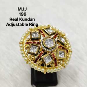 Anillo festivo Kundan con trabajo de espejo Celebra con estilo con joyería tradicional disponible a precio de exportación - Product Image 1