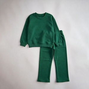 Tenue de sport pour enfants de qualité supérieure, conçue pour l'agilité et le confort, idéale pour les enfants dynamiques et les activités quotidiennes. - Product Image 1
