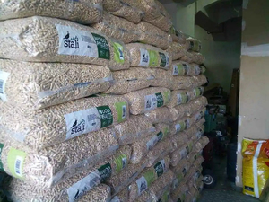 Granulés de bois en forme de boules, directement de l'usine, avec 2% d'humidité et une densité de 8g/cm³ pour le chauffage, emballage personnalisé - Product Image 4
