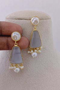 Boucles d'oreilles artisanales élégantes en alliage doré avec fausse perle en laiton lourd fabriqué en vrac produit personnalisé design motif moderne - Product Image 3