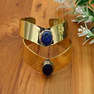 Brazalete ajustable en forma de V con piedras preciosas en color dorado, brazalete de latón llamativo para mujer. - Product Image 1