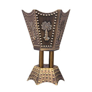 Hecho de material de metal dorado Soporte de incienso Diseño admirable Quemador Bakhoor para el hogar Hotel Ocasiones festivas en precio al por mayor - Product Image 5