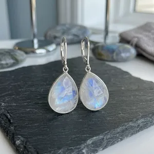 Pendientes Colgantes Clásicos de Piedra Lunar Arcoíris Suave, Forma de Lágrima de Veinte Milímetros, con Cierre de Palanca, Plata de Ley 925, Regalo de Piedra de Nacimiento de Junio - Product Image 6