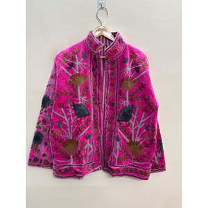 Chaqueta de Otoño Estilo Boho Rani Bloom, Reversible, de Satén y Terciopelo, Hecha a Mano en Jaipur, con Cuello Mandarín, Forro de Lino Rosa Fucsia y Exterior de Cuero - Product Image 2