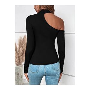 Blusa a maniche lunghe mezza dolcevita da donna con spalle scoperte