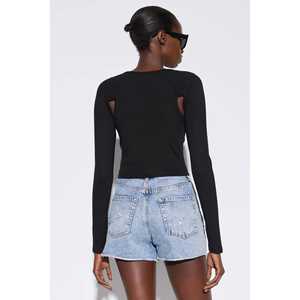 Blusa Negra con Diseño Detallado en el Dedo, Estilo Casual Corto, Manga Casquillo, Logotipo Frontal, 100% Poliéster - Product Image 4