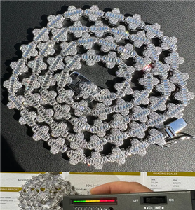 Collar de Moissanita Clover con baño de rodio sobre plata de ley, con engaste de puntas y pavé, corte baguette y redondo, unisex - Product Image 4