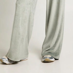 Ensemble de survêtement en velours pour femmes, tissu en peluche doux, fermeture éclair, capuche et pantalon assortis, confortable et luxueux, couleurs et tailles personnalisées, 2026 - Product Image 4