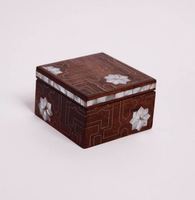 Boîte de rangement traditionnelle en bois et en nacre (incrustation), forme carrée avec finition en noyer