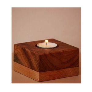 Portavelas de madera artesanal que ofrece un brillo cálido y una textura de grano natural para realzar la decoración del hogar. - Product Image 3